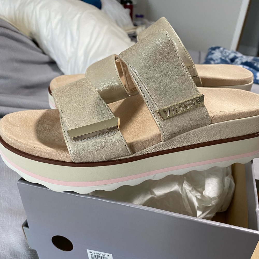 Cream Vionic 7.5 Brandie champagne-new only worn once